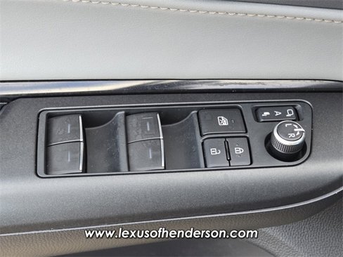 Used 2022 Toyota Venza LE image 21