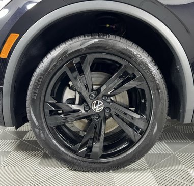 Used 2024 Volkswagen Tiguan SE R-Line image 9