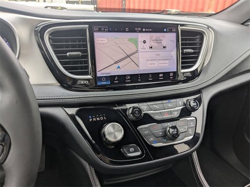 Used 2024 Chrysler Pacifica Premium image 25