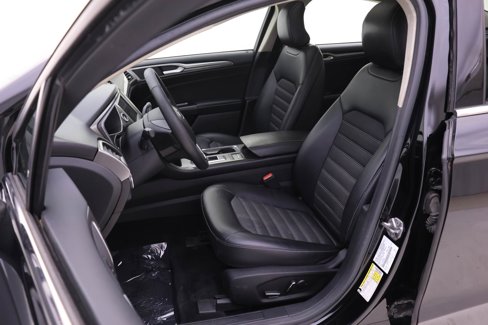 Used 2017 Ford Fusion SE w/ Equipment Group 201A image 4