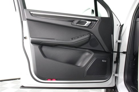 Certified 2025 Porsche Macan image 20