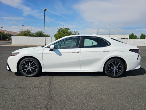 Used 2024 Toyota Camry SE image 3