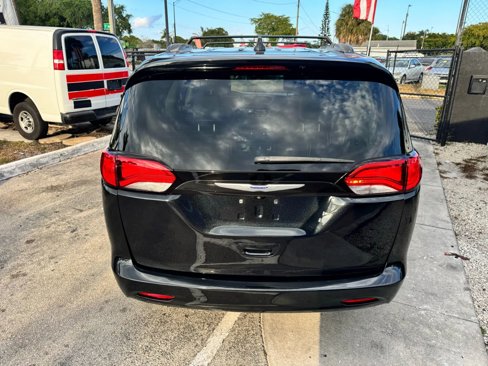 Used 2020 Chrysler Voyager Lxi image 12