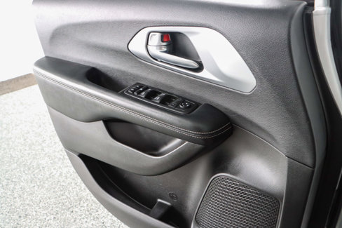 Used 2019 Chrysler Pacifica Touring Plus w/ Advanced Safetytec Group image 22