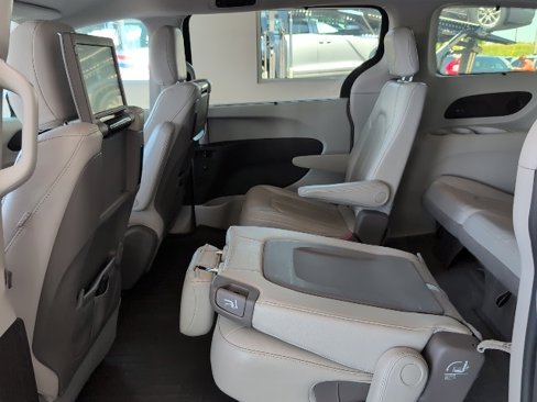 Used 2020 Chrysler Pacifica Touring-L Plus image 24