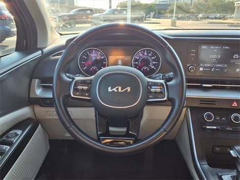 Used 2022 Kia Carnival LX image 11
