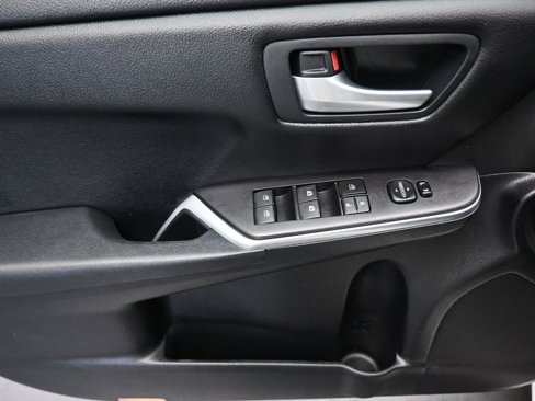 Used 2016 Toyota Camry LE image 10