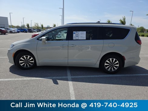 Used 2021 Chrysler Pacifica Touring-L w/ Premium & Safety Sphere Group image 15