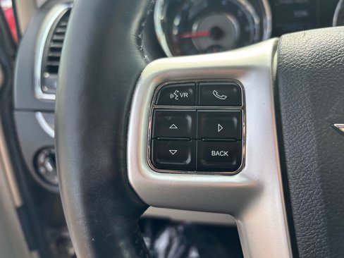 Used 2015 Chrysler Town & Country Touring w/ Driver Convenience Group image 12