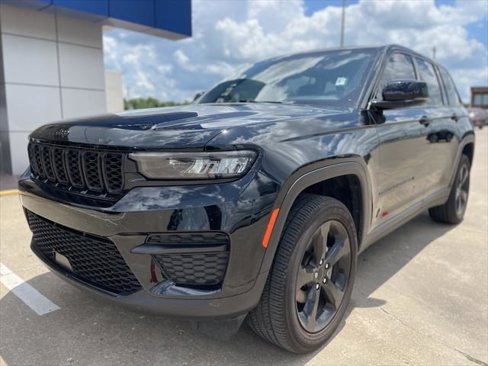 Used 2024 Jeep Grand Cherokee Altitude image 2