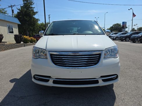 Used 2011 Chrysler Town & Country Touring-L w/ Driver Convenience Group image 8