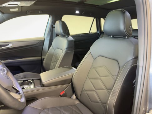 Used 2025 Volkswagen Atlas Cross Sport SE image 23
