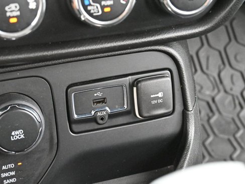 Used 2016 Jeep Renegade Latitude w/ Cold Weather Group image 26
