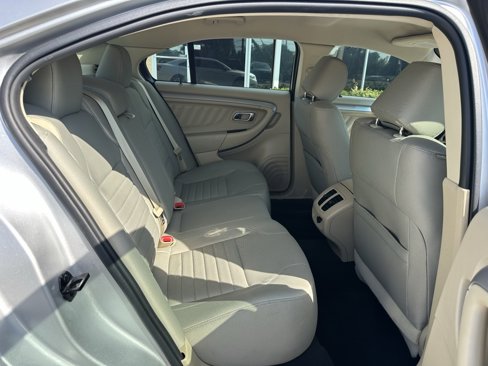 Used 2019 Ford Taurus SE image 17