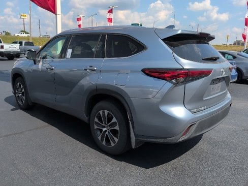 Used 2021 Toyota Highlander XLE image 6