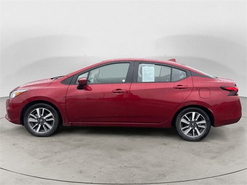 Used 2022 Nissan Versa SV image 2