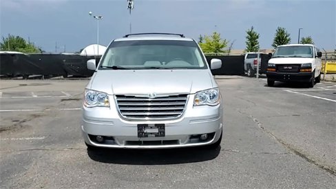 Used 2010 Chrysler Town & Country Touring image 3