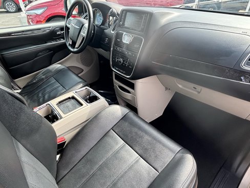 Used 2015 Chrysler Town & Country Touring w/ Driver Convenience Group image 27