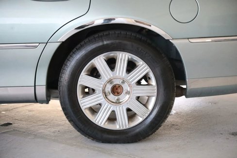 Used 2005 Lincoln Town Car Signature Limited image 21