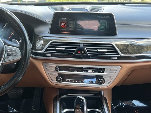Used 2017 BMW 740e xDrive image 42