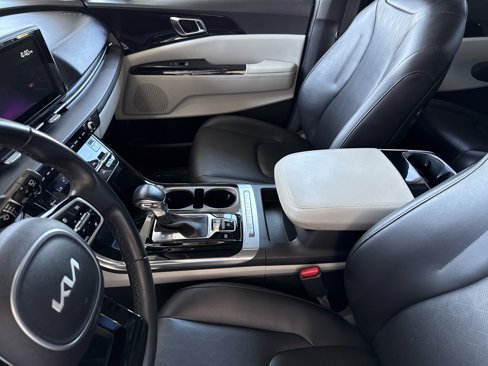 Used 2022 Kia Carnival EX image 23