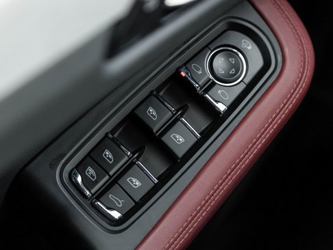 Certified 2022 Porsche Macan image 19
