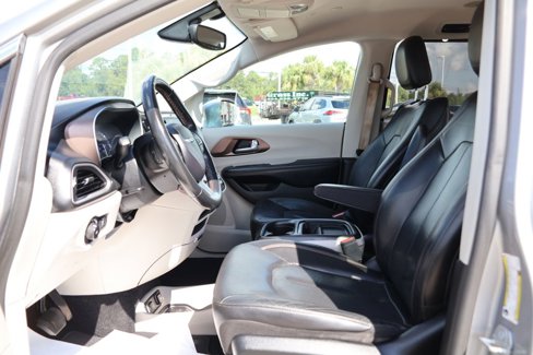 Used 2019 Chrysler Pacifica Touring-L image 8