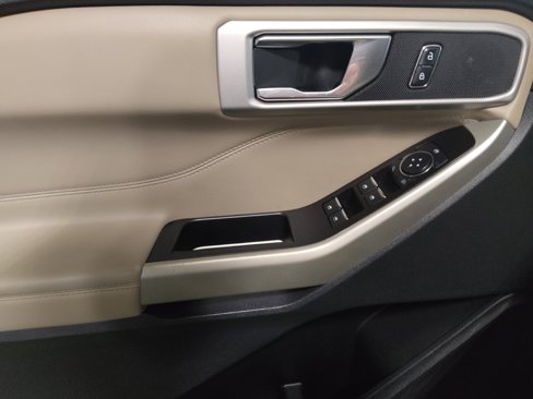 Used 2021 Ford Explorer XLT image 27