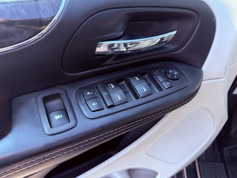Used 2015 Chrysler Town & Country Touring image 18