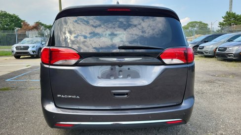 Used 2019 Chrysler Pacifica Touring-L image 9