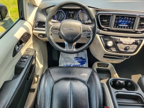 Used 2020 Chrysler Pacifica Touring-L image 12
