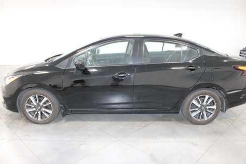 Used 2022 Nissan Versa SV image 5