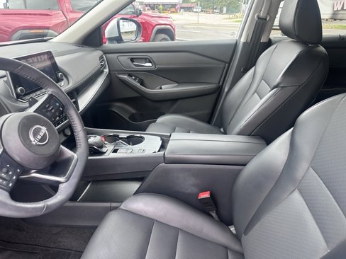Used 2024 Nissan Rogue SV w/ SV Premium Package image 3