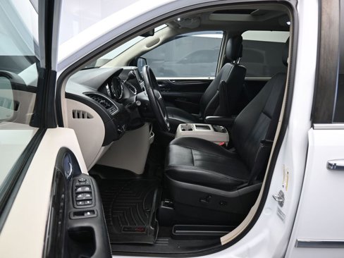 Used 2015 Chrysler Town & Country Touring-L w/ Driver Convenience Group image 11