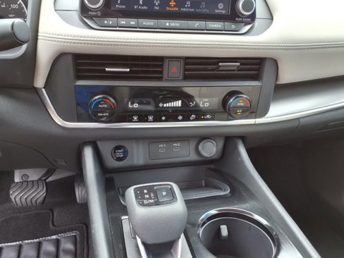 Used 2024 Nissan Rogue SV image 25