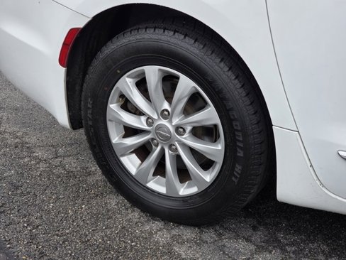 Used 2018 Chrysler Pacifica Touring-L image 14