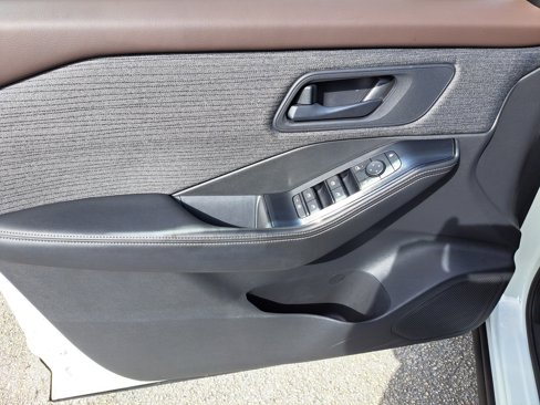 Used 2022 Nissan Rogue S image 11