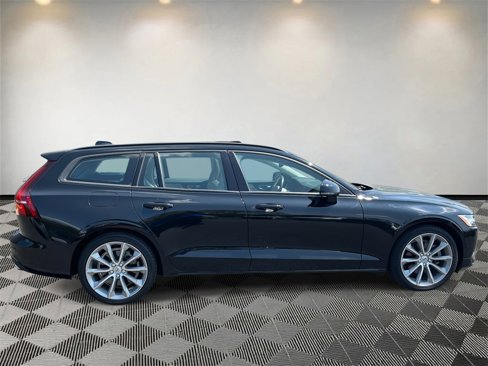 Used 2020 Volvo V60 T5 Momentum image 2