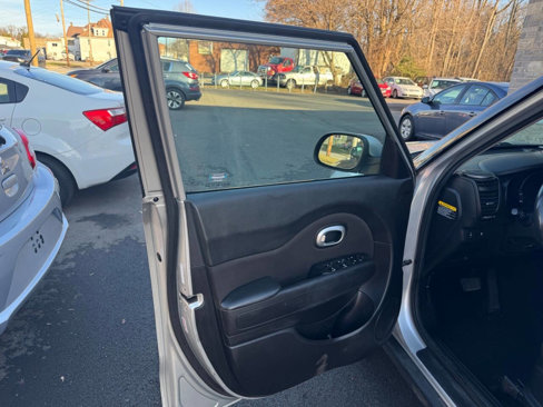 Used 2017 Kia Soul + image 9