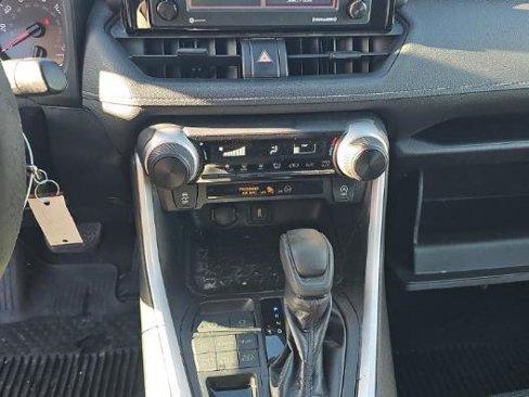 Used 2020 Toyota RAV4 LE image 12