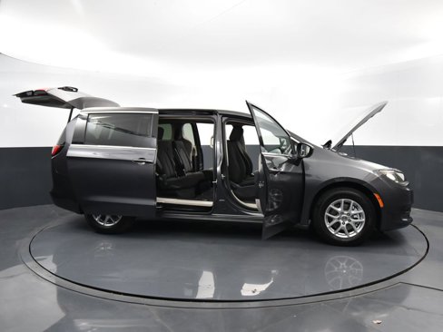 Used 2022 Chrysler Voyager LX image 38