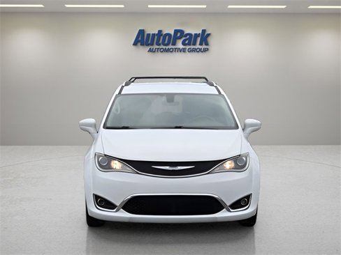 Used 2018 Chrysler Pacifica Touring-L image 2