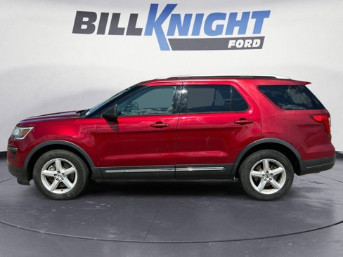Used 2018 Ford Explorer XLT image 2