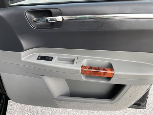 Used 2005 Chrysler 300 C w/ Protection Group II image 15