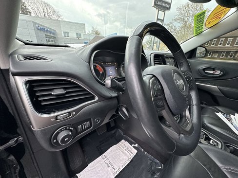 Used 2019 Jeep Cherokee Overland w/ Technology Group image 17