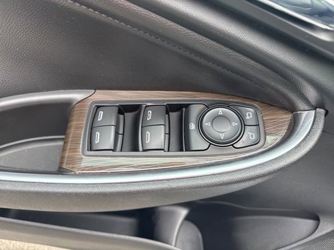 Used 2017 Chevrolet Malibu Premier w/ Driver Confidence Package image 12