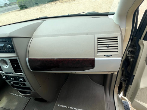Used 2010 Chrysler Town & Country Touring image 62