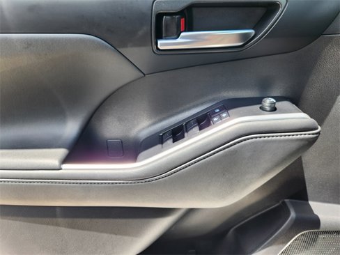 Used 2022 Toyota Highlander XLE image 23