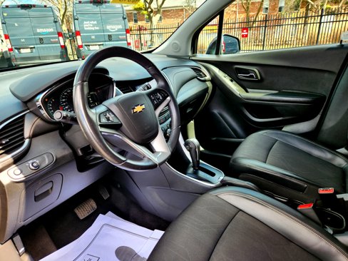 Used 2022 Chevrolet Trax LT w/ LT Convenience Package image 17