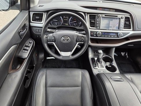 Used 2019 Toyota Highlander Limited Platinum image 3